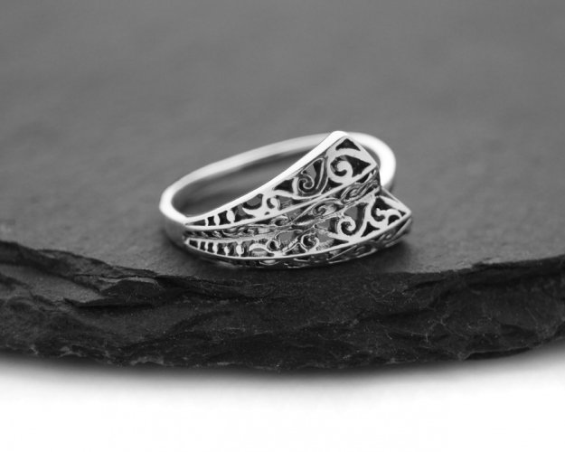 Stříbrný prsten tepaný, spirálky, vel. 9