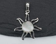 Stříbrný přívěsek Slunce s perletí, II. jakost