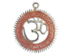 Závěsná kovová dekorace ÓM, 13 cm, světle červený