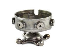 Kovová dekorace popelník Udo