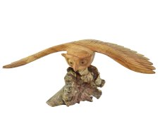 Dřevěná soška Letící sova 12 cm