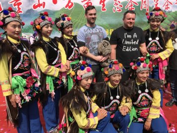 Nečekané čajobraní na hoře Wuliang: Jak jsme se stali hlavní atrakcí místních oslav