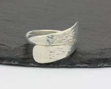 Stříbrný prsten masivní tepaný