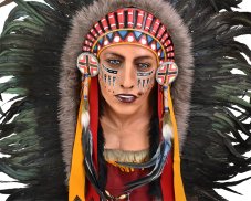 Závěsná dekorace Indiánská náčelnice s čelenkou 120 cm - var. B