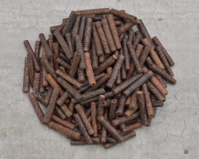 Korálky hliněné, dlouhé, zdobené, 19 x 3mm, 40g