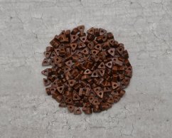 Korálky keramika Trojúhelníky hnědé, 7 mm, 20g