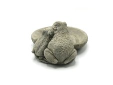 Zahradní betonová dekorace - Pítko pro ptáky - žabáci