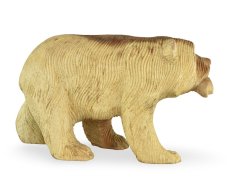 Dřevěná soška Medvěd s rybou 11 cm - dvoubarevný