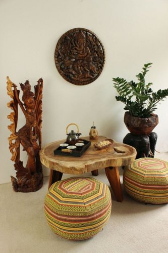 Dřevěný konferenční stolek s dřevěnýma nohama 105 x 70 cm