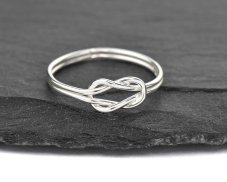 Stříbrný prsten Uzel
