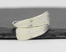 Stříbrný prsten masivní tepaný