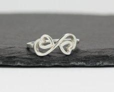 Stříbrný prsten Nekonečno se srdíčky
