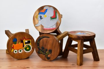 Dřevěné stoličky s veselými motivy pro ty nejmenší