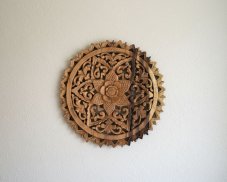 Závěsná dřevěná dekorace Lotos světlá - 30 cm - var. B