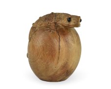 Dřevěná soška Gekon na kameni 13 cm - jednobarevná