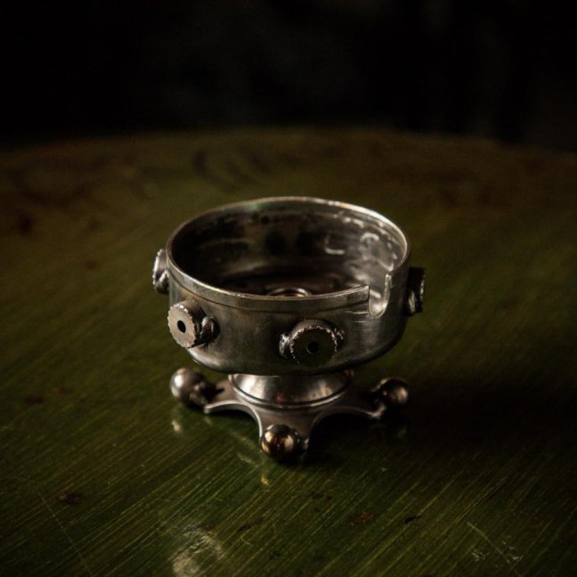 Kovová dekorace popelník Udo