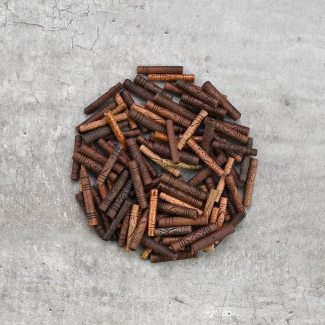 Korálky hliněné, dlouhé, zdobené, 19 x 3mm, 25g