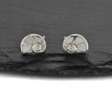 Stříbrné náušnice puzetky ulita, bílá perleť