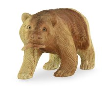 Dřevěná soška Medvěd s rybou 11 cm - dvoubarevný