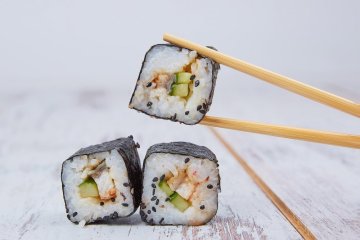 Jídelní hůlky a sushi