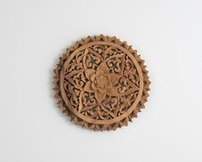 Závěsná dřevěná dekorace Lotos světlá - 30 cm - var. A