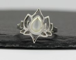 Stříbrný prsten lotos s perletí