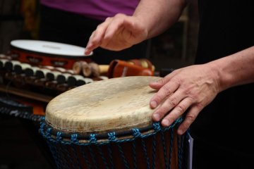 Bubny, djembe