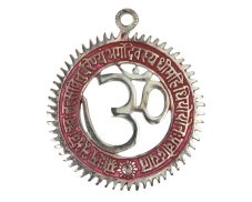 Závěsná kovová dekorace ÓM, 13 cm, červený