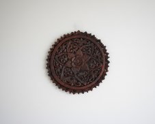 Závěsná dřevěná dekorace Lotos tmavá - 30 cm